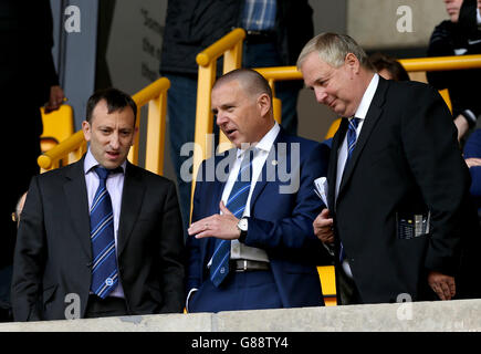 Football - Championnat Sky Bet - Wolverhampton Wanderers / Brighton et Hove Albion - Molineux.Brighton et Hove Albion Président Tony Bloom (à gauche) Directeur général Paul Barber (au centre) et Directeur Derek Chapman (à droite) Banque D'Images