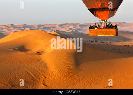 Voler au-dessus de désert en ballon à air chaud, Dubaï Banque D'Images