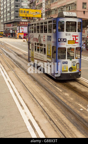 HONG KONG - le 11 janvier : les gens à l'aide de tram à Hong Kong le 11 janvier 2016. Tramway de Hong Kong est le seul dans le monde fonctionnent wit Banque D'Images