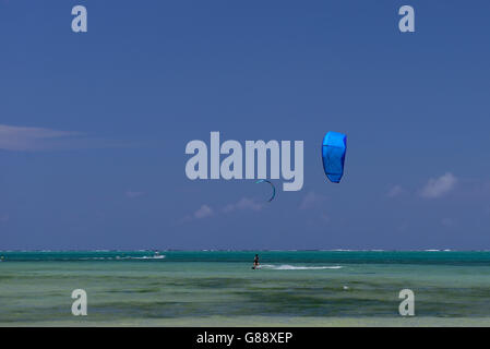 Kitesurfer sur la plage à l'hôtel Mourouk Ebony, Port du sud-est, Rodrigues Banque D'Images