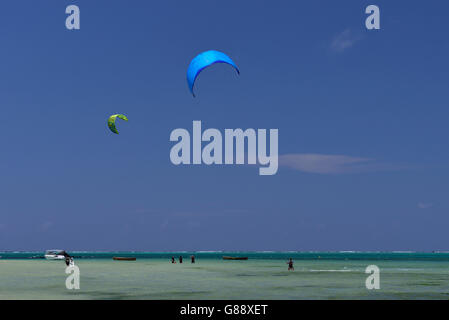 Kitesurfer sur la plage à l'hôtel Mourouk Ebony, Port du sud-est, Rodrigues Banque D'Images