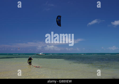 Kitesurfer sur la plage à l'hôtel Mourouk Ebony, Port du sud-est, Rodrigues Banque D'Images