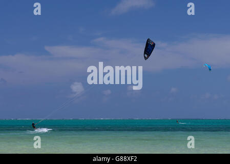 Kitesurfer sur la plage à l'hôtel Mourouk Ebony, Port du sud-est, Rodrigues Banque D'Images