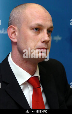 Conférence de presse - Incendie criminel de Police Harlow Banque D'Images