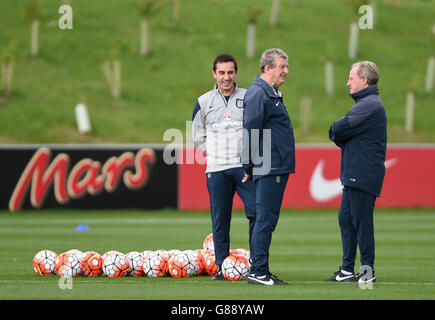 Gary Neville, entraîneur d'Angleterre (à gauche), Roy Hodson, directeur (au centre) et Ray Lewington, directeur adjoint, lors d'une séance d'entraînement à St George's Park, Burton-upon-Trent. Banque D'Images