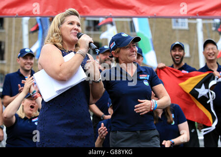 Ali Hudson, de Lee on Solent, est surmontée avec émotion car elle accepte une proposition de mariage de John Dyer qui a proposé pendant la présentation de l'équipe au cours du neuvième jour du lancement de la course mondiale de Clipper Round the World Yacht Race à St Katharine Docks, Londres. Banque D'Images