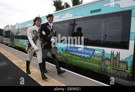 Gala Braw Lad Cameron Pate et Braw lass Abbie Franklin des Braw Lads se rassemblent sur la plate-forme à la gare de Tweedbank devant Borders Railway commençant leurs services ce week-end. Banque D'Images