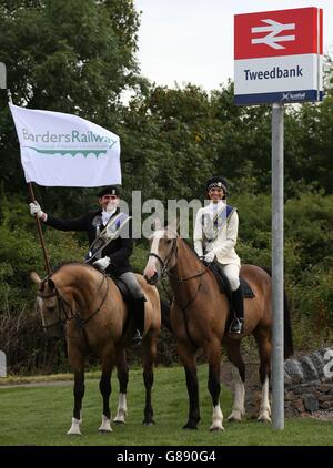 Gala Braw Lad Cameron Pate et Braw lass Abbie Franklin des Braw Lads se réunissent à la gare de Tweedbank devant Borders Railway commençant leurs services ce week-end. Banque D'Images