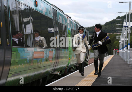 Gala Braw Lad Cameron Pate et Braw lass Abbie Franklin des Braw Lads se rassemblent sur la plate-forme à la gare de Tweedbank devant Borders Railway en début de semaine leurs services. Banque D'Images