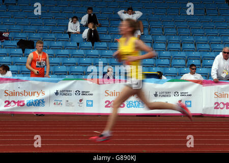 Sport - Sainsbury's 2015 School Games - deuxième jour - Manchester.Les filles de 3 000 m de coureurs se rendent au-delà de la foule qui les applaudisse lors des jeux scolaires de Sainsbury's 2015 à l'arène régionale de Manchester. Banque D'Images