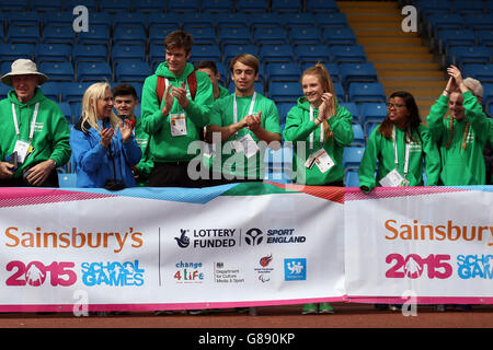 Sport - Sainsbury's 2015 School Games - deuxième jour - Manchester.Les athlètes d'Irlande du Nord applaudissent les concurrents lors des Jeux scolaires de Sainsbury en 2015 à l'arène régionale de Manchester. Banque D'Images