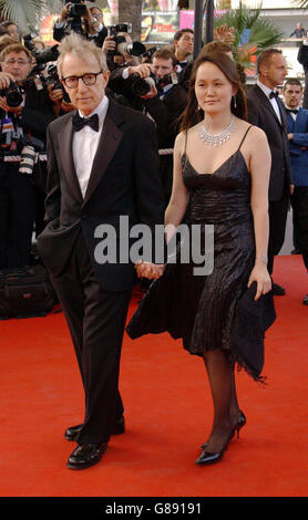 Festival de Cannes 2005 - Match point Premiere. Directeur Woody Allen avec sa femme bientôt Yi. Banque D'Images