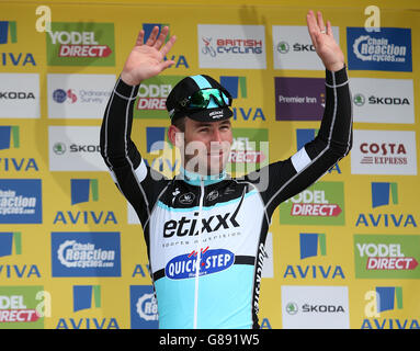 Etixx-Quick Step's Mark Cavendish sur le podium après avoir terminé deuxième pendant la première étape du Tour de Grande-Bretagne d'Anglesey à Wrexham. Banque D'Images