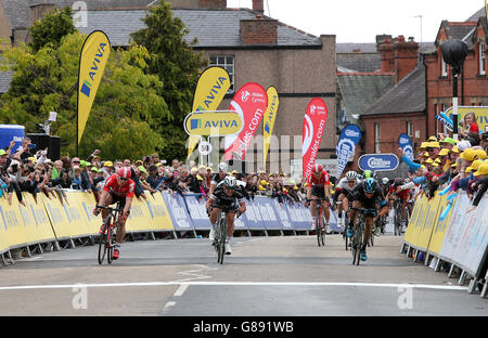 Elia Viviani de Team Sky (à droite), Mark Cavendish d'Etixx-Quick Step et Andre Greipel de Lotto-Soudal (à gauche) se sont orientés vers la ligne d'arrivée lors de la première étape du Tour de Grande-Bretagne d'Anglesey à Wrexham. Banque D'Images