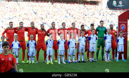 Pays de Galles (de gauche à droite) Aaron Ramsey, Chris Gunter, Hal Robson-Kanu, Jazz Richards, Gareth Bale,Andy King, David Edwards, Neil Taylor, Ben Davies, Wayne Hennessey et Ashley Williams lors des hymnes nationaux, avant le match de qualification de l'UEFA Euro 2016 au stade de Cardiff. Banque D'Images