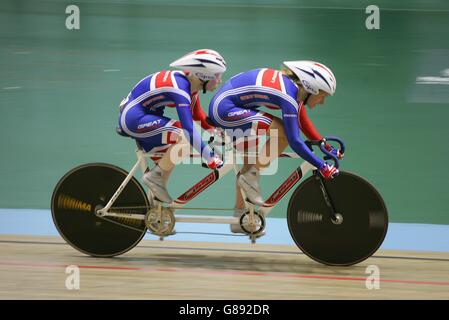 Coupe du monde paralympique - Manchester 2005 - B/VI femmes F/s 200m TT tentative de record du monde - Vélodrome de Manchester.L-R: Aileen McGlynn et Lindy Hou tentent un record du monde dans les femmes malvoyantes 200m Banque D'Images