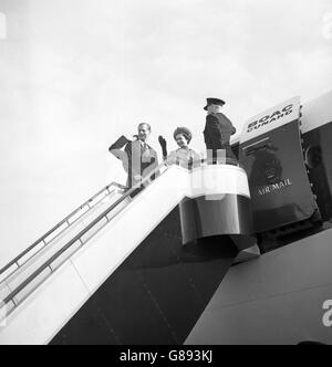 La reine Elizabeth II et le duc d'Édimbourg en haut des marches, tandis qu'ils embarquent à bord d'un avion BOAC Super VC 10 à l'aéroport de Londres pour voler vers la Barbade au début d'une visite des Caraïbes.Le voyage avait été retardé de 25 minutes, alors que des agents de sécurité ont cherché une bombe dans l'avion à la suite d'un appel téléphonique anonyme. Banque D'Images