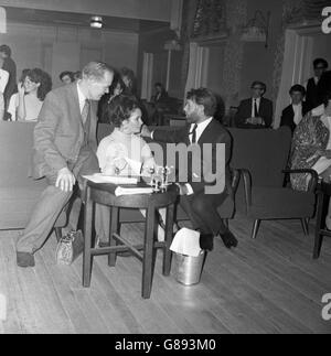 L'actrice Elizabeth Taylor et le mari Richard Burton avec le professeur Neville Coghill (à gauche) à la suite de la production du Dr Faustus de la Oxford University Dramatic Society. Les deux sont bénévoles de leurs services, et les produits de la production vont à l'atelier de théâtre de l'Université d'Oxford. Le professeur Coghill, qui dirige la production, est le professeur Merton de littérature anglaise. Banque D'Images