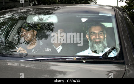 Le prédicateur radical Anjem Choudary (à droite) quitte le HMP Belmarsh à Londres, après qu'un crochet de caution qui avait retardé sa libération de la prison de haute sécurité ait été résolu. Banque D'Images