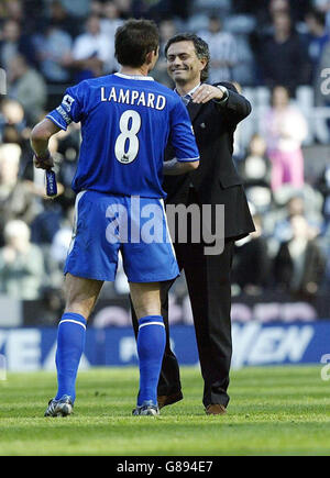 Soccer - FA Barclays Premiership - Newcastle United / Chelsea - St James' Park. Jose Mourinho, directeur de Chelsea, avec Frank Lampard. Banque D'Images