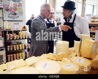 Le Prince de Galles, patron du Prince's Countryside Fund, lors d'une visite à la Winsleydale Creamery à Hawes, dans le Yorkshire du Nord. Banque D'Images