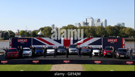 (De gauche à droite) Tim Tozer, président et directeur général Vauxhall UK, Andy Palmer, PDG Aston Martin, Philip Crossman, directeur général Honda UK, Tony Walker, directeur général adjoint Toyota Motor Manufacturing (UK) Ltd et directeur général Toyota Motor Europe London Office, Kevin Rose, membre du Conseil des ventes, Marketing et après-vente Bentley Motors Limited, Secrétaire d'entreprise Sajid Javid MP, Mike Hawes, Directeur général SMMT, Mike Wright, Directeur général Jaguar Land Rover, James Wright, Directeur général Nissan Motor (GB) Limited, Lawrence Davies, Directeur général adjoint UKTI Automotive Investment Banque D'Images