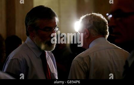 Gerry Adams et Martin McGuinness, de Sinn Fein, dans le Grand Hall de Stormont alors que le partage de puissance en Irlande du Nord est suspendu par un fil après que les Unionistes démocratiques se sont engagés à faire effondrer les institutions si elles ne sont pas suspendues pour faire face aux retombées d'un meurtre de l'IRA. Banque D'Images