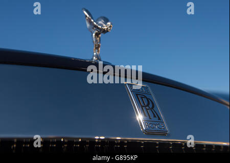 Vue générale du logo Rolls Royce et de l'ornement de capot « Spirit of Ecstasy » sur une voiture Rolls Royce Dawn. Banque D'Images