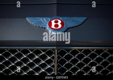 Stock de l'industrie automobile.Vue générale d'un logo Bentley sur une voiture Bentley Flying Spur. Banque D'Images