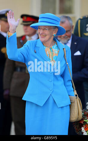 La reine Margrethe II du Danemark, colonel en chef du Royal Regiment de la princesse de Galles, régiment descendant des mordus, s'élance vers les wishers tandis qu'elle quitte la cathédrale de Canterbury dans le Kent, après avoir dévoilé une statue commémorative, en tant qu'association régimentaire des mordus de la reine, Le Royal Kent Regiment a commandé une statue de bronze de 50 pouces pour commémorer les buffles de Canterbury. Banque D'Images