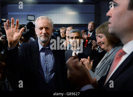 Jeremy Corbyn (à gauche) se prépare à prendre la scène après avoir été annoncé comme le nouveau chef du Parti travailliste lors d'une conférence spéciale au QEII Centre de Londres, comme Andy Burnham (de droite à gauche), Harriet Harman et Sadiq Khan regardent dessus. Banque D'Images