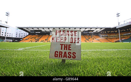 Un panneau « Please Keep Off the Grass » avant le match de la Barclays Premier League à Carrow Road, Norwich. APPUYEZ SUR ASSOCIATION photo. Date de la photo: Samedi 12 septembre 2015. Voir PA Story SOCCER Norwich. Le crédit photo devrait être le suivant : Nigel French/PA Wire. Utilisation en ligne limitée à 45 images, pas d'émulation vidéo. Aucune utilisation dans les Paris, les jeux ou les publications de club/ligue/joueur unique. Banque D'Images