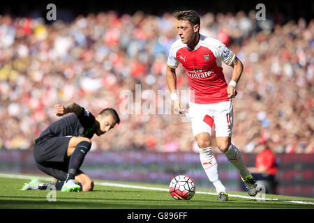 Mato Joselu de Stoke City et Mesut Ozil d'Arsenal lors du match de la Barclays Premier League au stade Emirates, Londres. APPUYEZ SUR ASSOCIATION photo. Date de la photo: Samedi 12 septembre 2015. Voir PA Story FOOTBALL Arsenal. Le crédit photo doit être lu : Jonathan Brady/PA Wire. Utilisation en ligne limitée à 45 images, pas d'émulation vidéo. Aucune utilisation dans les Paris, les jeux ou les publications de club/ligue/joueur unique. Banque D'Images