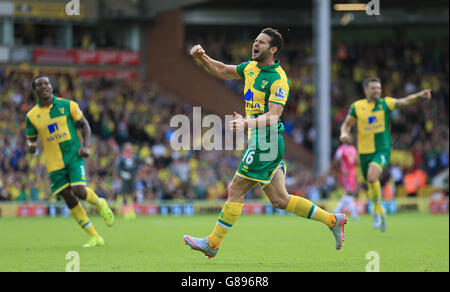 Matt Jarvis, de Norwich City, célèbre le troisième but du match de la Barclays Premier League à Carrow Road, Norwich. Banque D'Images