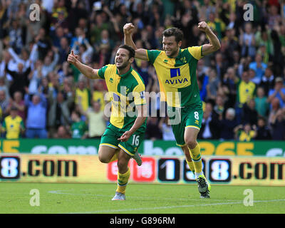 Matt Jarvis, de Norwich City (à gauche), célèbre le troisième but de sa partie pendant le match de la Barclays Premier League à Carrow Road, Norwich. Banque D'Images