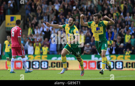 Matt Jarvis, de Norwich City (au centre), célèbre le troisième but du match de la Barclays Premier League à Carrow Road, Norwich. Banque D'Images