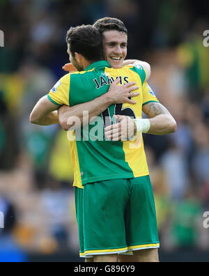 Robbie Brady (en face) de Norwich City et Matt Jarvis célèbrent après le coup de sifflet final contre AFC Bournemouth lors du match de la Barclays Premier League à Carrow Road, Norwich. Banque D'Images