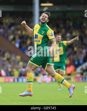 Matt Jarvis, de Norwich City, célèbre le troisième but du match de la Barclays Premier League à Carrow Road, Norwich. Banque D'Images