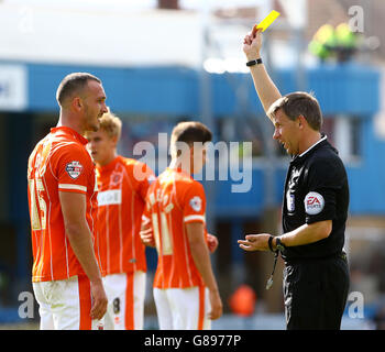 Football - Sky Bet League One - Gillingham v Blackpool - Priestfield Stadium.Tom Aldred de Blackpool est réservé par l'arbitre Gary Sutton Banque D'Images