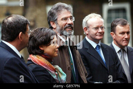 Membres de Sinn Fein (G-D) Pat Doherty, Mary Lou Macdonald, Gerry Adams, Martin McGuinness et Conor Murphy. Banque D'Images