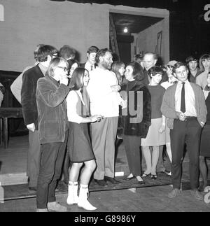 Richard Burton et Elizabeth Taylor sont photographiés sur la scène du théâtre Playhouse à Oxford, avec des membres de la troupe de la société dramatique de l'université d'Oxford, la production du Dr Faustus de Marlowe. Ils doivent apparaître sans frais dans la production. M. Burton, qui a été un premier cycle à l'Exeter College, jouera le rôle principal, tandis que Taylor apparaîtra comme Helen Troy. Banque D'Images