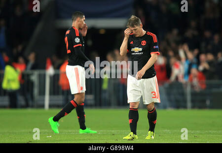 Football - UEFA Champions League - Groupe B - PSV Eindhoven / Manchester United - Philips Stadion.Bastian Schweinsteiger (à droite) et Chris Smalling (à gauche) de Manchester United ont été abandonnés après le match Banque D'Images