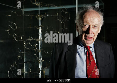 Le Dr James Watson, qui a découvert la structure de l'ADN il y a plus de 50 ans, se trouve à côté du modèle d'ADN original créé par Watson et Crick en 1953. Banque D'Images