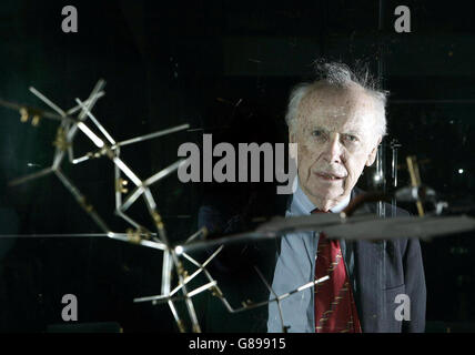 Le Dr James Watson, qui a découvert la structure de l'ADN il y a plus de 50 ans, se trouve à côté du modèle d'ADN original créé par Watson et Crick en 1953. Banque D'Images