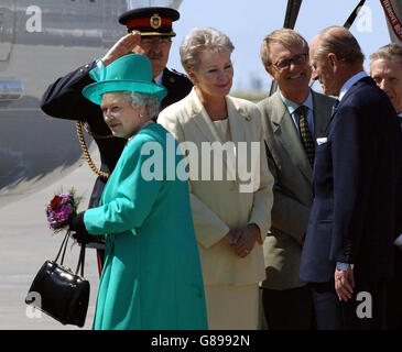 Lynda Haverstock (au centre), la gouverneure en chef de la Saskatchewan, dit Au revoir à la reine Elizabeth II de Grande-Bretagne et au duc d'Édimbourg à l'aéroport de Regina. Banque D'Images