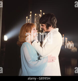 Premier baiser d'écran pour le chanteur pop Lulu, 19 ans, vu avec la star pop Dave Clark dans une séquence aux Pinewood Studios pour une de ses émissions de télévision couleur d'une demi-heure « Hold On, It's the Dave Clark Five ». Banque D'Images