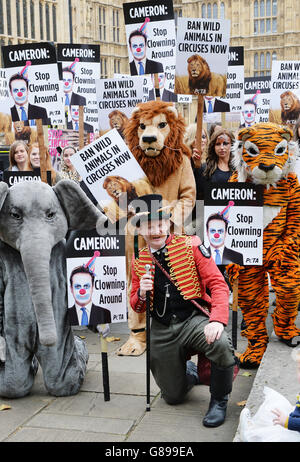 Les partisans du programme People for the Ethical Treatment of Animals (PETA), vêtus d'animaux, protestent devant la Chambre des communes de Londres, appelant à la fin des coups, foulées, foulées, chasues et autres utilisations et abus d'animaux sauvages dans les cirques. Banque D'Images