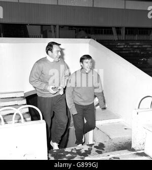 De retour en action après une guérison de l'hépatite, Tottenham Hotspur intérieur-avant Jimmy Greaves (à gauche) sort du tunnel avec Cliff Jones, qui se remet d'une blessure de jambe, pour s'entraîner sur le terrain enneigé de White Hart Lane. Banque D'Images