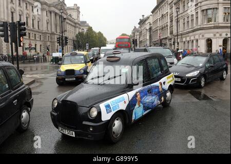 Les taxis londoniens bloquent les routes de Londres, tandis que les conducteurs font la démonstration au moyen d'une application téléphonique appelée Uber qui permet aux clients de réserver et de suivre des véhicules. Banque D'Images