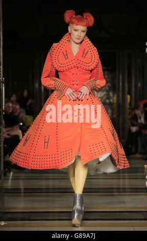 Un modèle sur la passerelle lors du spectacle de la semaine de la mode de Londres du printemps/été 2016 de PAM Hogg au Freemasons Hall, Londres. Banque D'Images